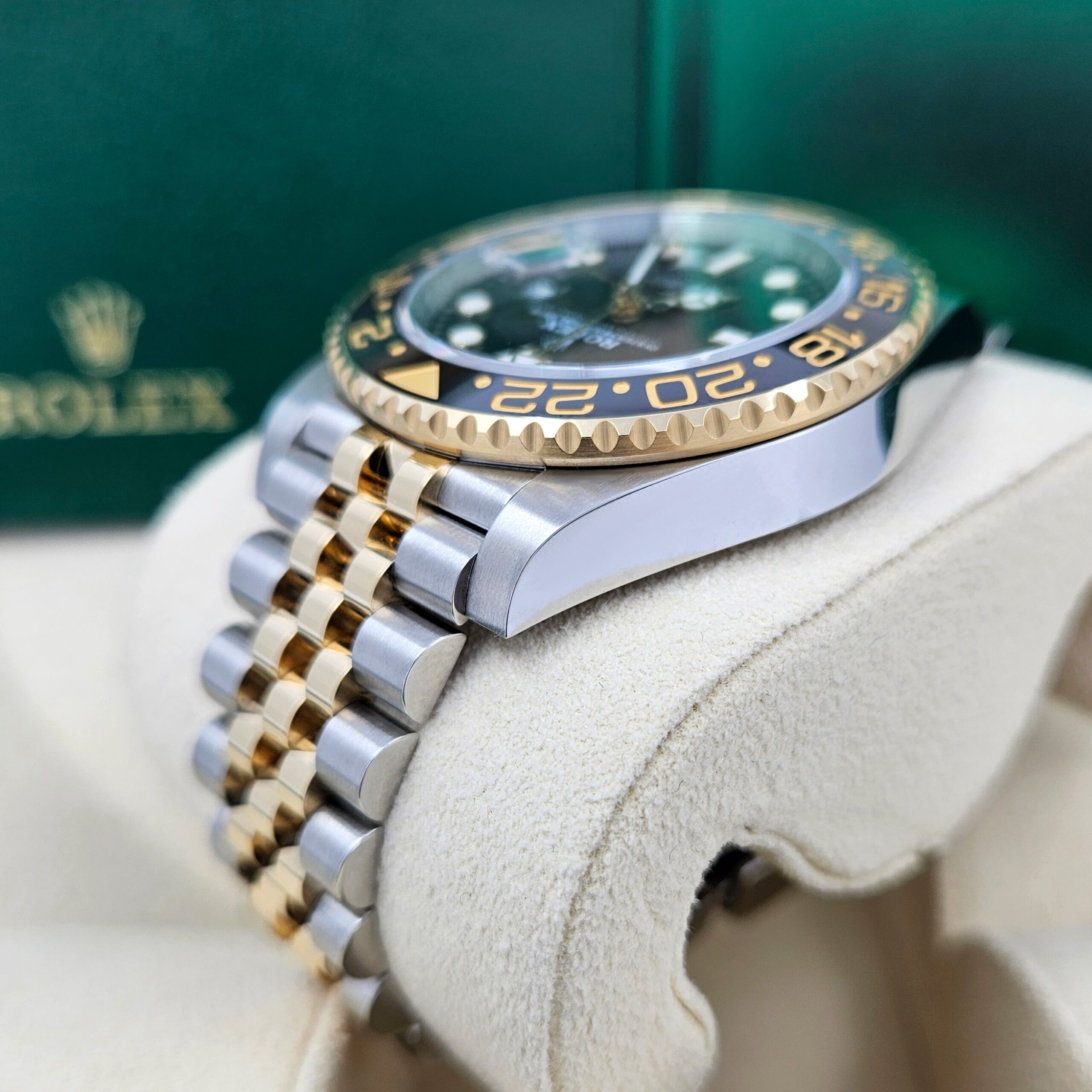 Rolex GMT-Master II, 40mm, Oystersteel and 18k Yellow Gold, Ref# 126713GRNR-0001 1:1 - Image 7