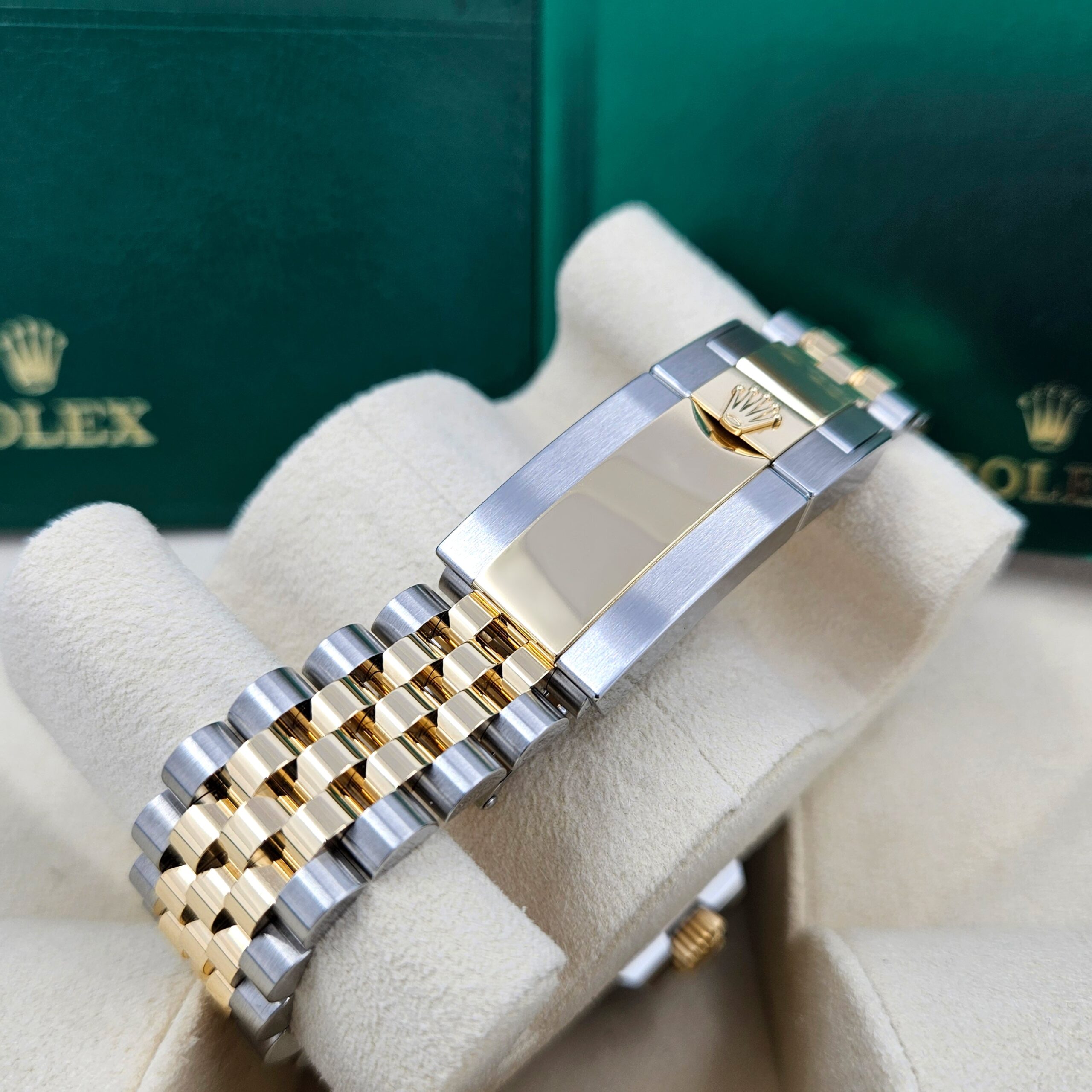 Rolex GMT-Master II, 40mm, Oystersteel and 18k Yellow Gold, Ref# 126713GRNR-0001 1:1 - Image 9