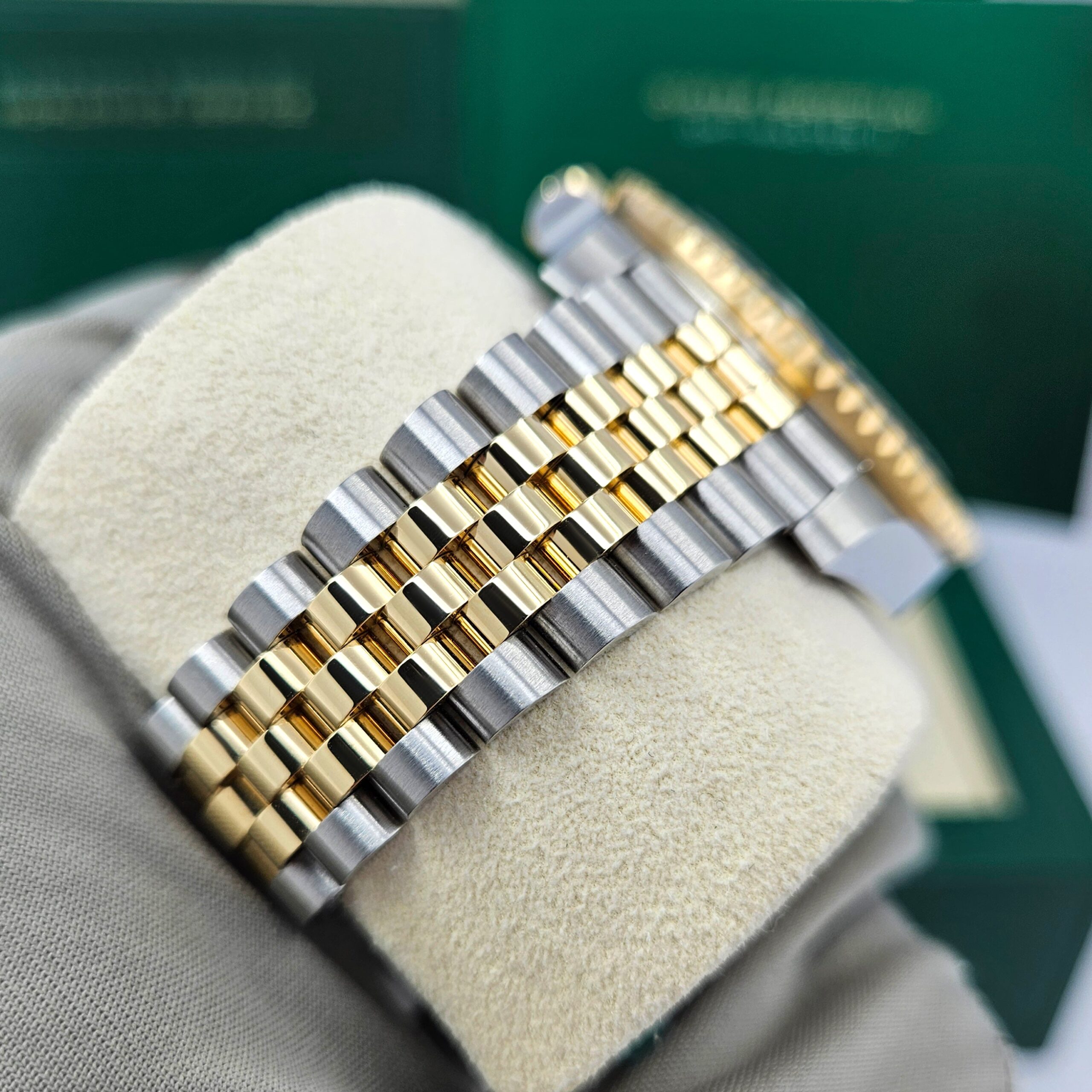 Rolex GMT-Master II, 40mm, Oystersteel and 18k Yellow Gold, Ref# 126713GRNR-0001 1:1 - Image 12